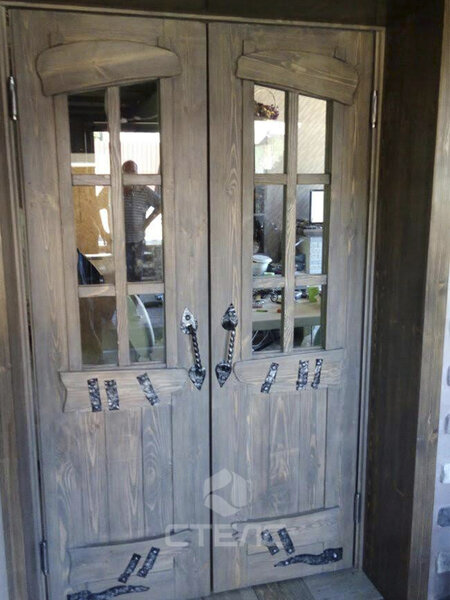 Равнопольная стальная дверь из массива сосны 