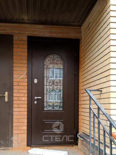 Металлическая входная дверь с витражом 