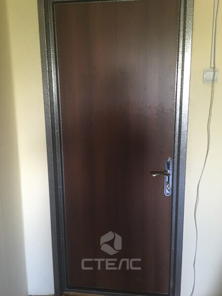 Входная металлическая дверь с отделкой ламинат 