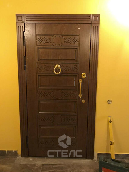 Входная металлическая дверь, древесноволокнистая плита 